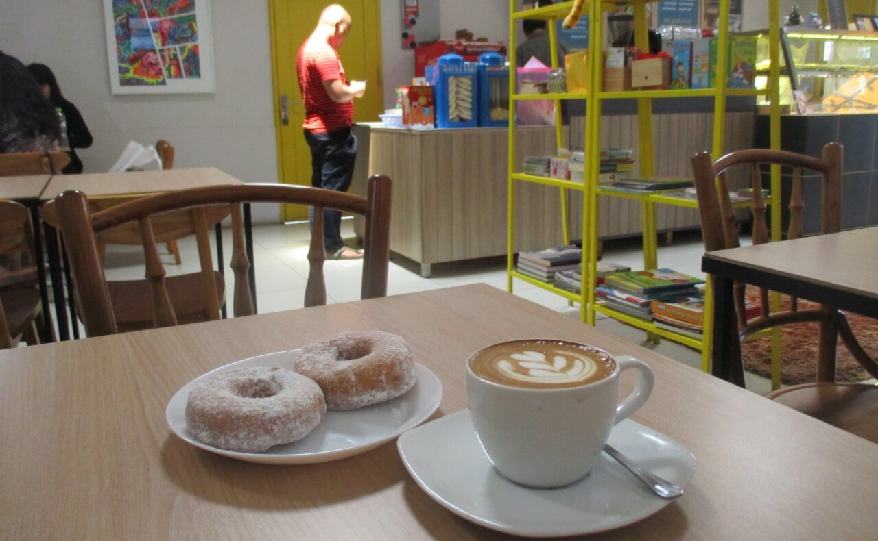 Ngopi santai dengan camilan donat kampung ala Alkisah